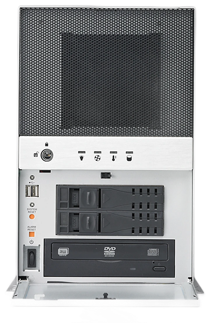 Mặt trước của IPC-7130 khi mở cửa: hai khay ổ đĩa và ổ quang